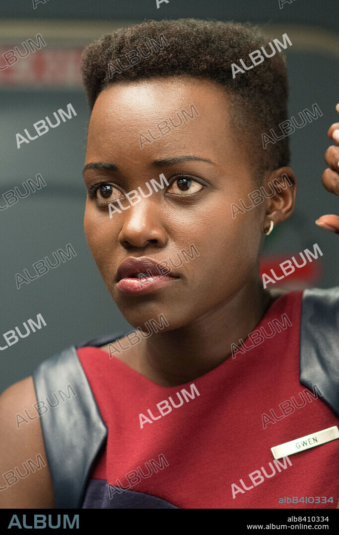 LUPITA NYONG'O en NON-STOP-SIN ESCALAS, 2014 (NON-STOP), dirigida por JAUME COLLET-SERRA. Copyright UNIVERSAL PICTURES.