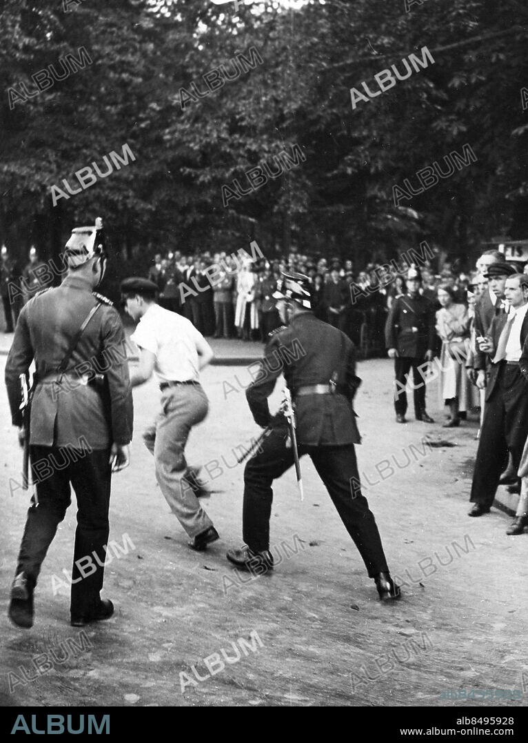 TYSKLAND BERLIN 1932-08-30. Orig. bildtext... UNRUHEN BEI DER REICHSTAGSERÖFFNUNG. BERLIN - Am 30. August 1932 wurde der Deutsche Reichstag durch die Kommunistische Alterpräsidentin Klara Zetkin eröffnet. Vor dem Gebäude kam es zu grösseren Unruhen. Bild zeigt: Schupo verfolgt Ruhestörer. Foto: New York Times / AB Text & Bilder / SVT / Kod: 5600 Mapp: Tyskland Polisingripande mot Nationalsocialister 1932 (Förbud mot SA och SS formationer 1932-04-13 - 1932-06-14) 4940 Oroligheter sites: BERLIN;TYSKLAND.