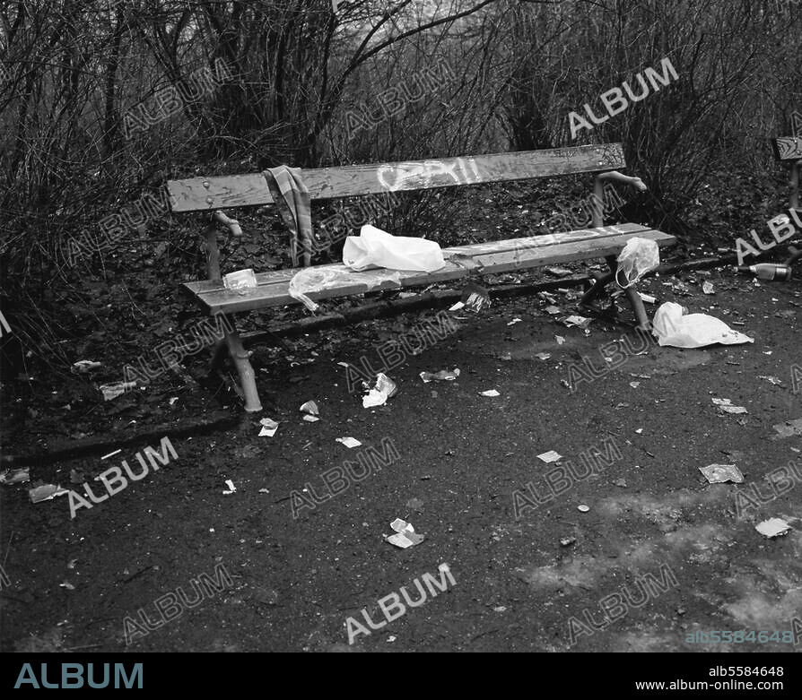 Garten und Park, Parkbank. Parkbank im Viktoriapark am Kreuzberg in Berlin mit Spuren der Silvesternacht 1999/2000. Foto, 1. Januar 2000.