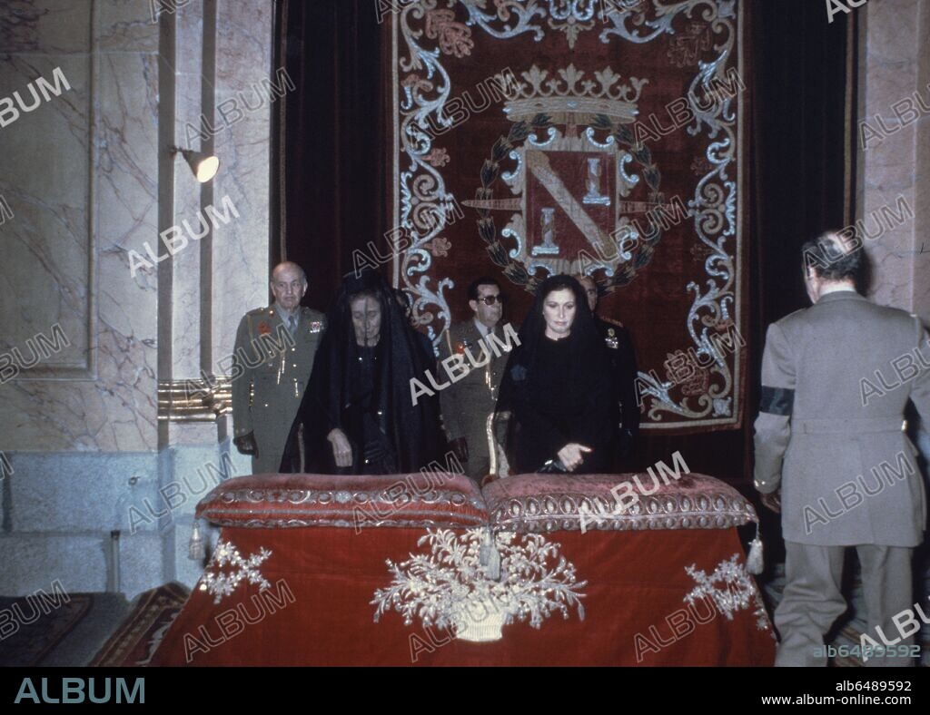 CARMEN POLO Y SU HIJA DE LUTO EN EL FUNERAL DE FRANCO.