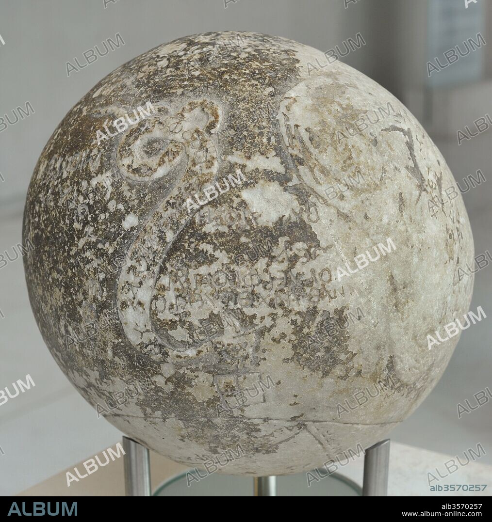 Esfera mágica. En ella se representa al dios Helios, un león, un dragón y símbolos mágicos. Descubierta enterrada cerca del teatro de Dionisos, donde se realizaban duelos y concursos similares. Se ha sugerido que la esfera se utilizaba en rituales mágicos para conseguir la victoria en estos certámenes. Siglos II-III D. C. Museo de la Acrópolis. Atenas. Grecia.