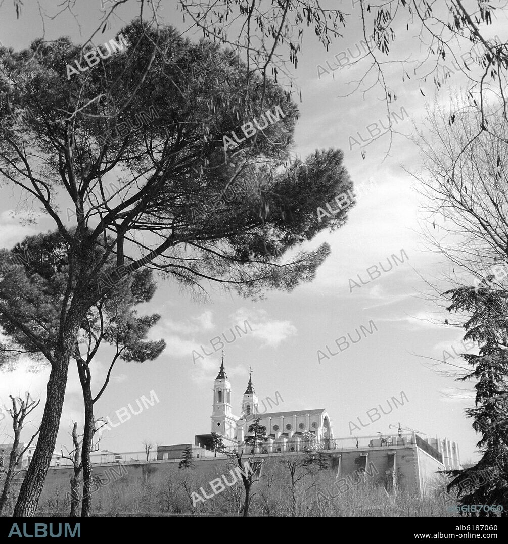 CATEDRAL DE LA ALMUDENA EN OBRAS VISTA DESDE LOS JARDINES DEL CAMPO DEL MORO - FOTOGRAFIA EN BLANCO Y NEGRO - AÑOS 60.