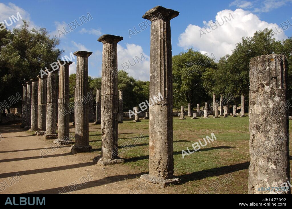 ARTE GRIEGO. GRECIA. SANTUARIO DE OLIMPIA. Vista parcial de las ruinas de la PALESTRA helenística del s. III a. C., donde se entrenaban los atletas. Región del Peloponeso. Provincia de Ilía.
