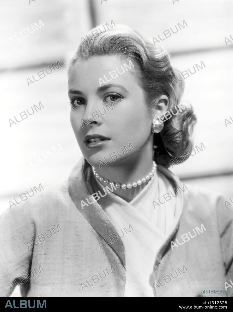 GRACE KELLY en LA VENTANA INDISCRETA, 1954 (REAR WINDOW), dirigida por ALFRED HITCHCOCK. Copyright PARAMOUNT PICTURES.