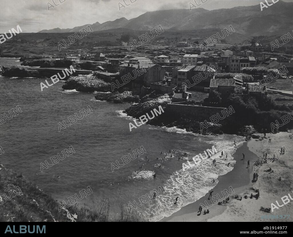 España. Vista general de Llanes (Asturias). Años 1950.