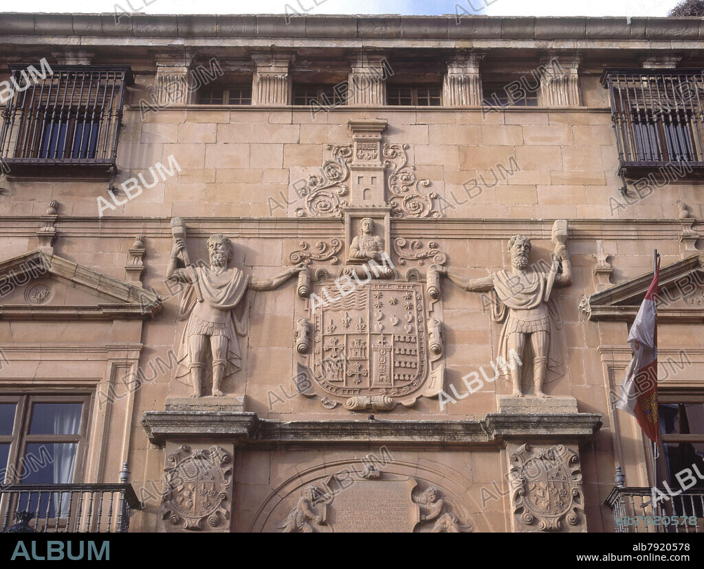 EXT-DET DE LA FACHADA-ESCUDO DE D FRANCISCO LOPEZ DEL RIO Y SALCEDO-S XVI ARQUITECTURA RENACENTISTA.