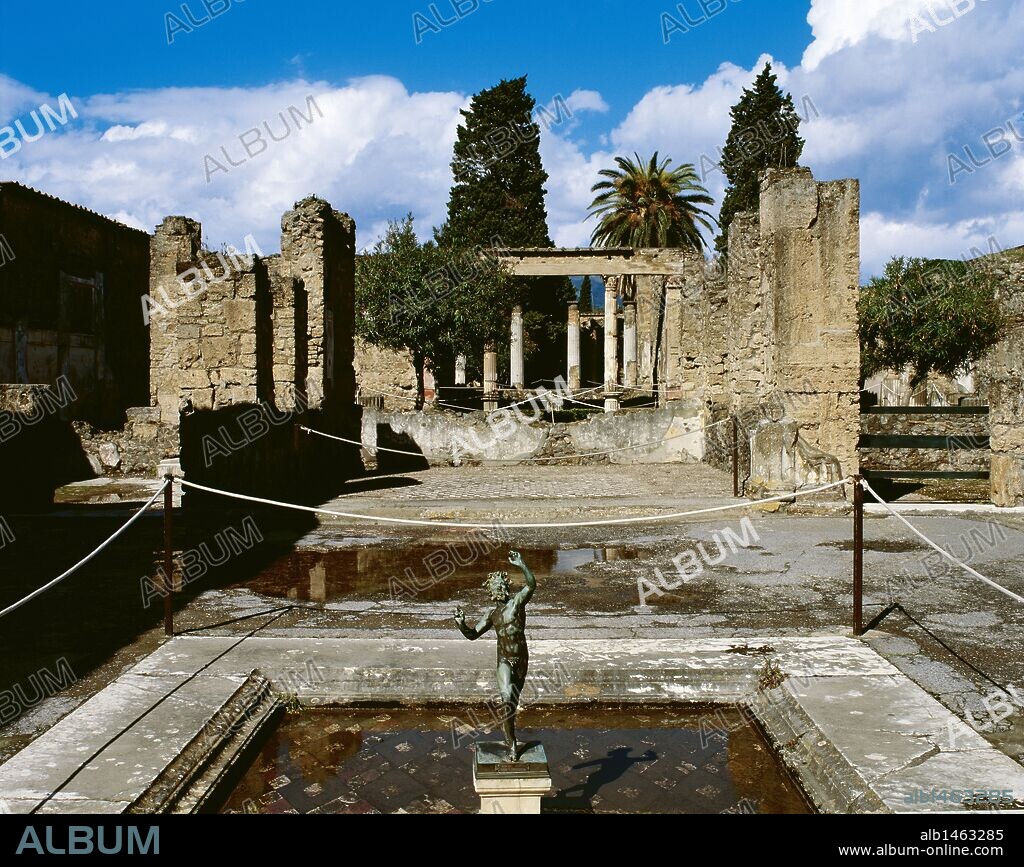 POMPEYA. CASA DEL FAUNO. "Domus" pompeyana construida por Publio Silla (siglo II aC). Vista del "ATRIUM" (ATRIO) tuscánico. El "IMPLUVIUM", en "opus Sectile" está decorado con la estatuilla del FAUNO DANZANTE. La Campania. Italia.