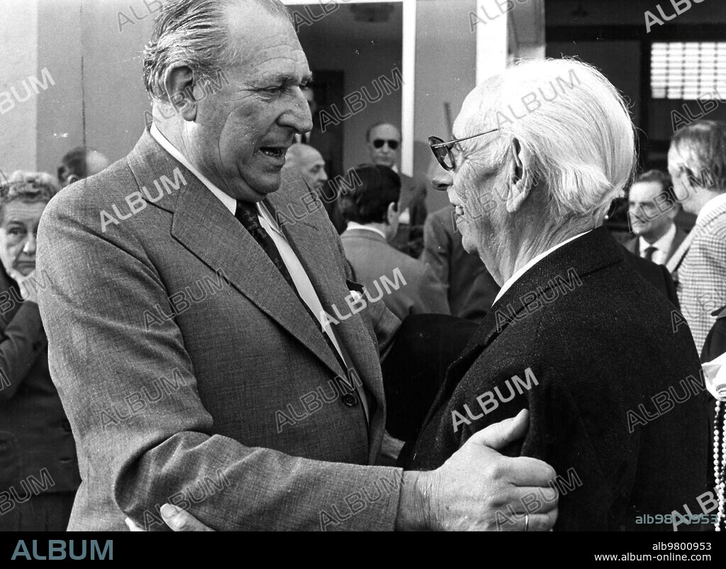 Noviembre 1974. Don Juan en Madrid. El jefe de la casa real Española saluda al insigne académico D. José María Pemán.