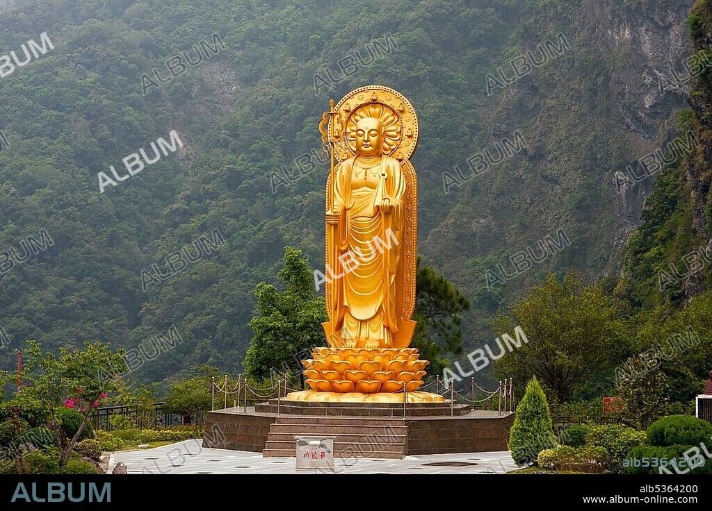 Buddha statue at Tiansian, Taroko Gorge National Park, near Hualien, Taroko National Park, Taiwan, Asia.