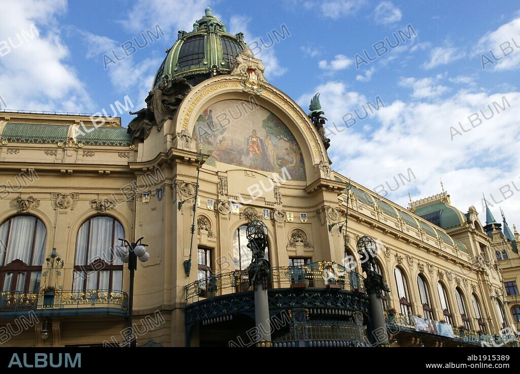 ALPHONSE MUCHA. REPUBLICA CHECA. PRAGA (PRAHA). CASA MUNICIPAL (OBECNI DUM). Edificio construido entre 1905-1911 en ESTILO NOUVEAU, por Antolín Balsanek y Osvald Polívka. La decoración interior y exterior la realizaron Mikolas Ales y Alfons Mucha. Fachada. Plaza de la República (Mamestí Republiky). Centro Europa.