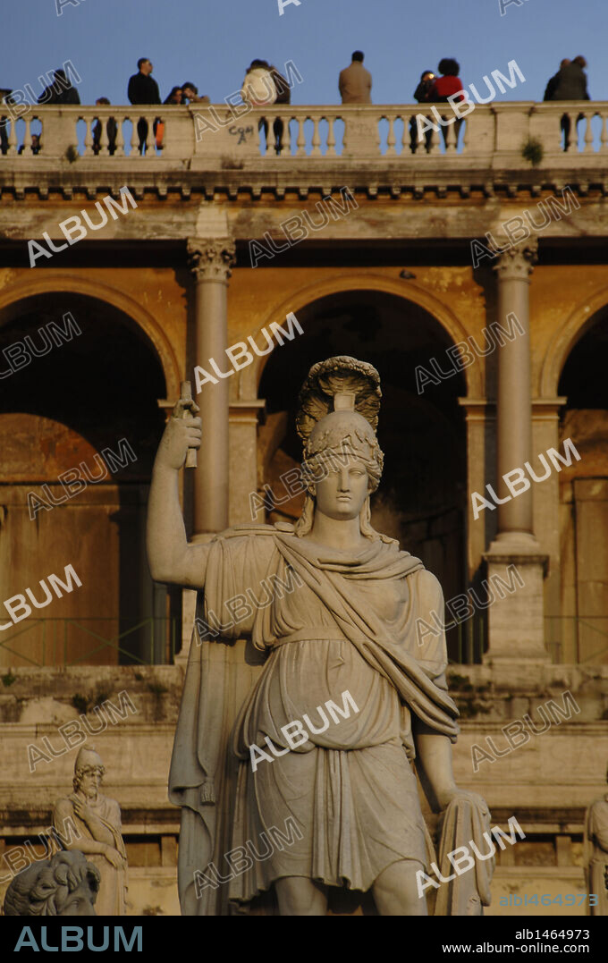 ITALIA. ROMA. Vista de la FUENTE DE LA DIOSA ROMA, obra de 1823 de Giovanni Ceccarini, en la Plaza del Popolo, frente al Mirador Pincio.