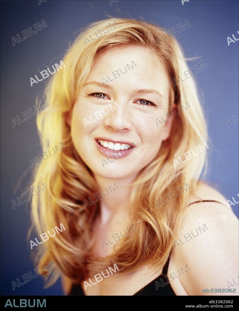 RENEE ZELLWEGER in BRIDGET JONES'S DIARY, 2001, directed by SHARON MAGUIRE. Copyright UNIVERSAL PICTURES.