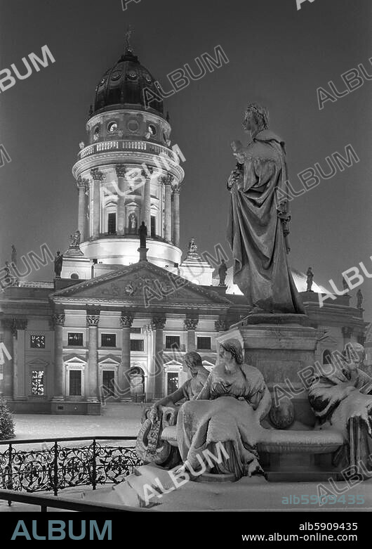 zu: Schiller, Friedrich von; Dichter. 1759-1805. Denkmal Friedrich Schillers, Berlin-Mitte, Gendarmenmarkt (Skulptur, 1868, von Reinhold Begas, 1831-1911). - Ansicht bei Nacht; im Hintergrund der Deutscche Dom (erb. 1701-08; Arch.: Martin Grünberg, Turm 1780 ff von Karl Gontard). Foto, 24.12.2001.