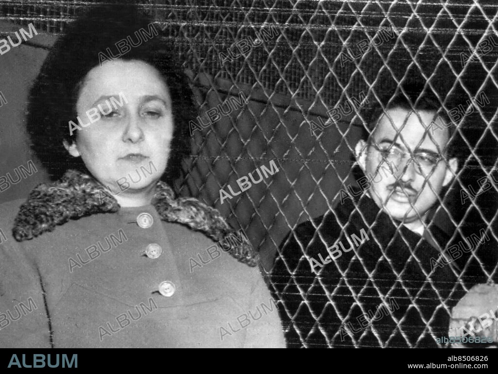 Orig. bildtext... DEATH SENTENCE FOR U.S. ATOM SPY COUPLE. Yesterday in a New York Federal court, Julius and Ethel Rosenberg, husband and wife, found guilty of passing wartime atom bomb secrets to Russia, were sentenced to die in the electric chair. The couple were part of the spy ring, run by Dr. Klaus Fuchs, sentenced to 14 years, last year, and are the first to receive the death sentence for atom spying. Photo shows: Julius and Ethel Rosenberg, separated by wire screen, photographed in the patrol waggon after receiveing the death sentence yesterday. Anm. Det amerikanska paret Rosenberg är de enda i USA som avrättats för spioneri i fredstid. Den allvarligaste anklagelsen var att de 1944-45 förmedlade atomhemligheter till Sovjetunionen. Se även BAX524 och BAI403 persons: ETHEL ROSENBERG;JULIUS ROSENBERG sites: USA;NEW YORK.