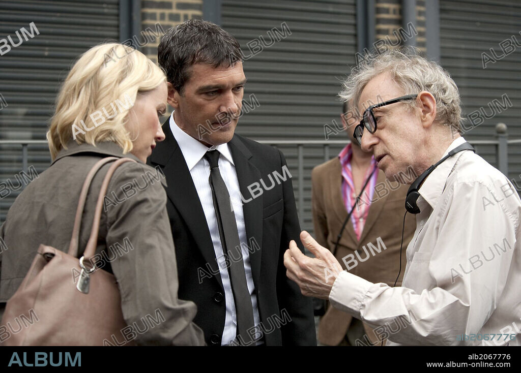 ANTONIO BANDERAS, NAOMI WATTS y WOODY ALLEN en CONOCERAS AL HOMBRE DE TUS SUEÑOS, 2010 (YOU WILL MEET A TALL DARK STRANGER), dirigida por WOODY ALLEN. Copyright MEDIAPRODUCCION, S.L./GRAVIEL PRODUCTIONS INC.
