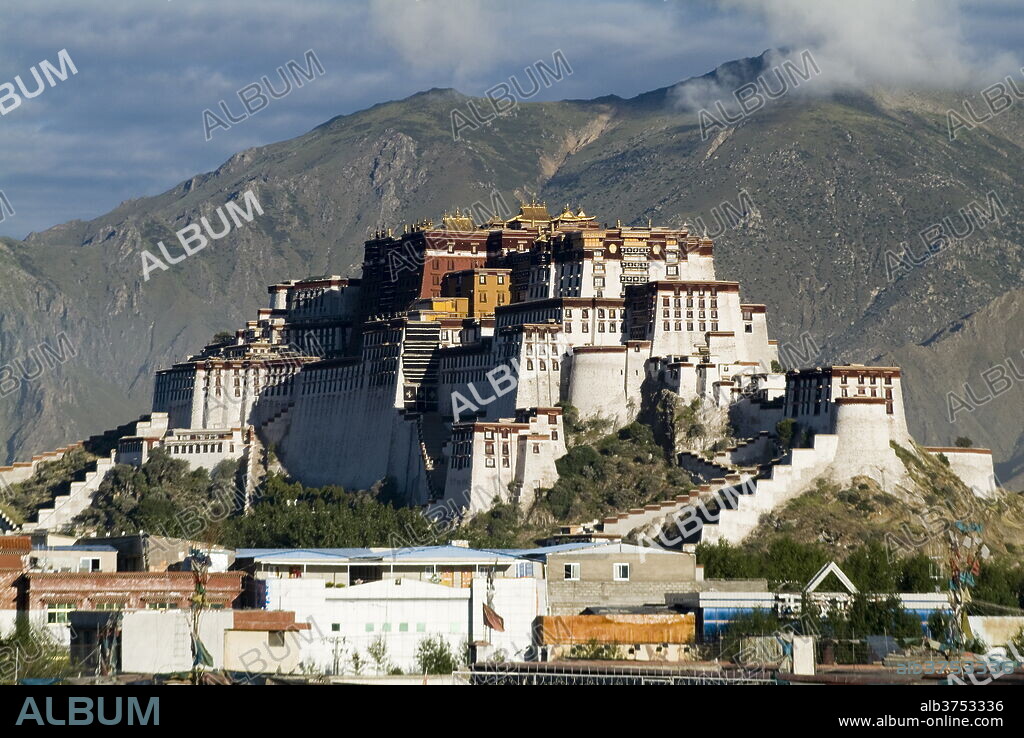 Potala Palace, former palace of the Dalai Lama, UNESCO World Heritage Site, Lhasa, Tibet, China, Asia.