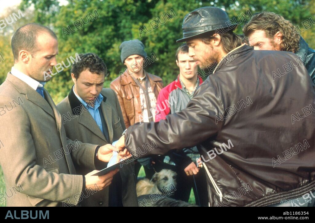 BRAD PITT, JASON STATHAM and STEPHEN GRAHAM in SNATCH, 2000, directed by GUY RITCHIE. Copyright COLUMBIA PICTURES.