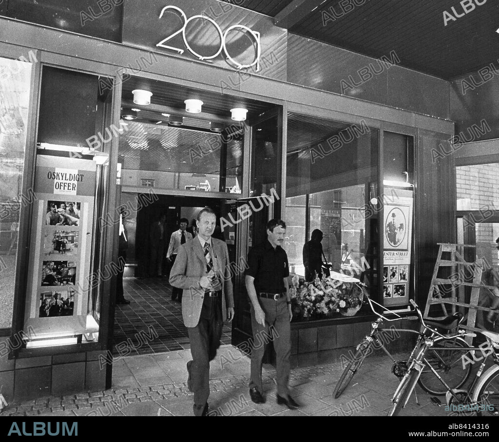 Stockholm 1976-08-24. På tisdagen invigdes biografen 2001, som ligger i Stockholms nya city vid RegeringsgatanJakobsgatan. 2001 är den första nybyggda bion i Stockholm på 17 år, dvs sedan Sergelbiografen vid Hötorget invigdes. 2001 har två biosalonger, och premiärfilmerna heter "Oskyldigt offer och Hester Street.. Foto: Lars Groth / DN / TT / Kod: 19. ** SvD OUT **.