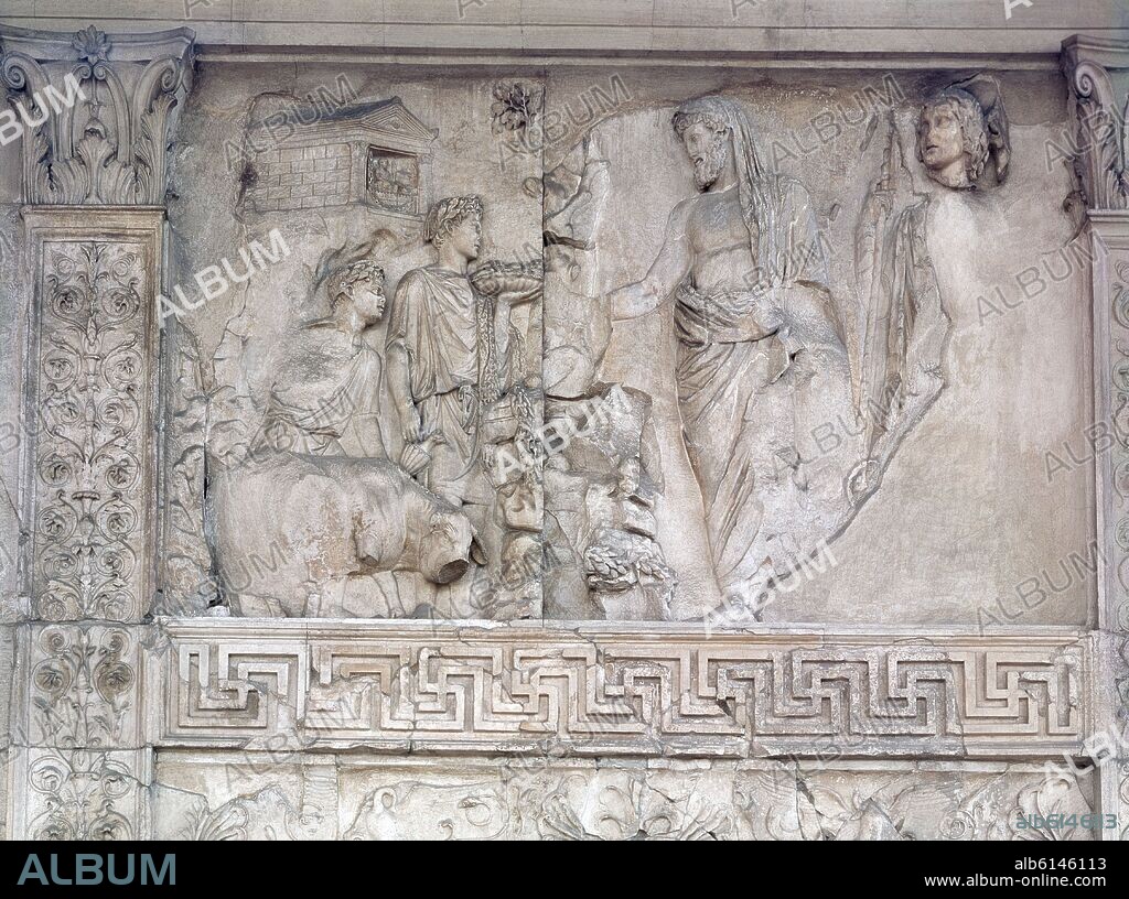 ARA PACIS: DETALLE DE ENEAS OFRECIENDO UN SACRIFICIO A LOS DIOSES PENATES - SIGLO I AC.