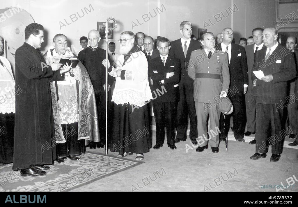 Sevilla, 27/10/1958. Inauguración y bendición de la nueva Casa de ABC de Sevilla, en la calle Cardenal Ilundáin. En la imagen, entre otros, el arzobispo José María Bueno Monreal; Juan Ignacio Luca de Tena, el fundador de ABC de Sevilla y su hijo Don Guillermo.