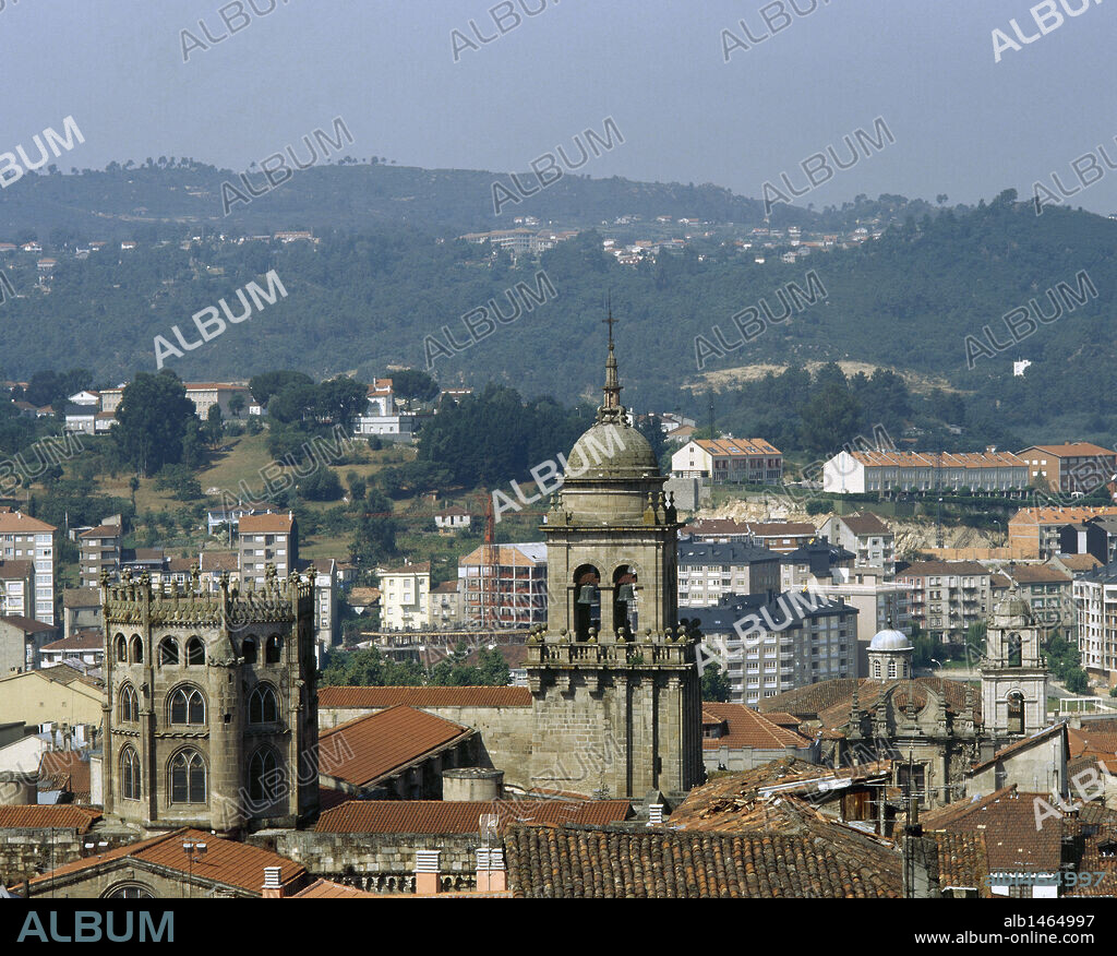 COMUNIDAD GALLEGA. OURENSE. Vista del CIMBORRIO (s. XV) y la TORRE-CAMPANARIO DE LA CATEDRAL, desde el Convento de San Francisco. España.