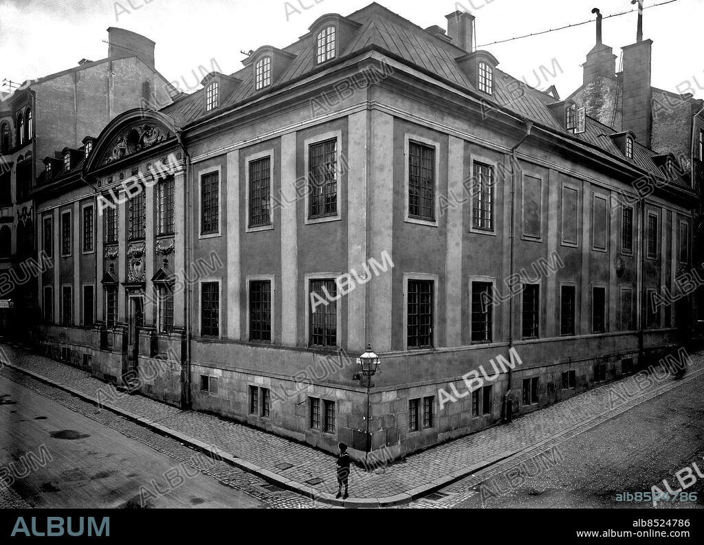ARKIV 1910. van der Nootska palatset i hörnet Bellmansgatan-S:t Paulsgatan i Stockholm med adress S:t Paulsgatan 21. Palatset byggdes 1671-1672 åt översten T. van der Noot. Arkitekt var M. Spihler. 1903 gjordes en omfattande om- och tillbyggnad för generalkonsul Jean Jahnsson. van der Noot Palace at S:t Paulsgatan 21 was built in 1671-1672. In 1903 the house was reconstructed for the consul Jean Jahnsson.. Scanpix Historical/1900. SCANPIX SWEDEN.