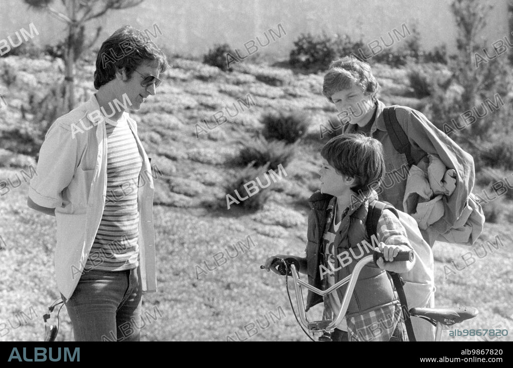 HENRY THOMAS, ROBERT MacNAUGHTON y STEVEN SPIELBERG en E. T. EL EXTRATERRESTRE, 1982 (E. T. THE EXTRA-TERRESTRIAL), dirigida por STEVEN SPIELBERG. Copyright UNIVERSAL PICTURES.