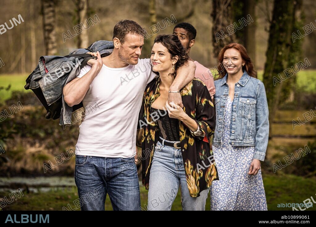 ALFRED ENOCH, ELEANOR TOMLINSON, JESSICA DE GOUW y SAM HEUGHAN en LA PAREJA DE AL LADO, 2023. Copyright Eagle Eye Drama Caviar.