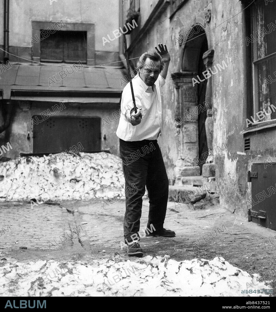 ARKIV 1960 - Bonnierarkivet. Sångaren och trubaduren Anders Börje visar upp hur det gick till när en polsk greve utmanade honom på duell med sabel på Staffan Sasses gränd i Gamla stan 16 april 1958. Duellen varade i tre minuter och både duellanterna, skadades dock inte livshotande. Foto: TT Kod: 190 . COPYRIGHT SCANPIX SWEDEN.