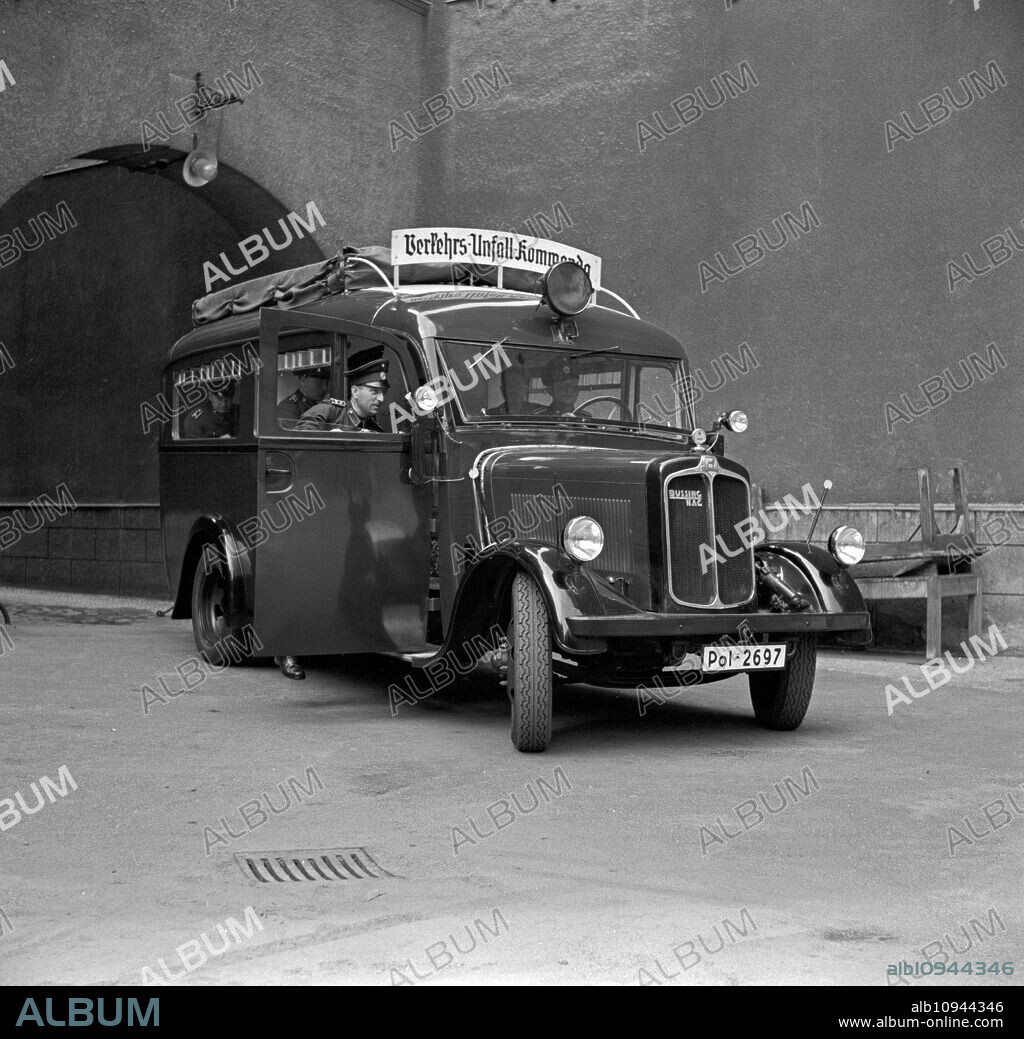 The police car of the Verkehrsunfallkommando, a small bus of the company Buessing NAG, Germany 1930s.
