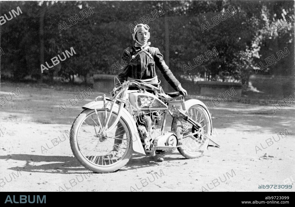 Septiembre 1916. Campeonato de España de Motocicletas. El Vencedor, Florencio Fuentes, sobre Motocicleta "Excelsior", modelo de Turismo, Vence A Todas las demás Marcas en la carrera de san Sebastián-Madrid, 546 Kilómetros, en ocho Horas, cincuenta y siete Minutos, treinta y un Segundos. Representante general en España, Miguel Pradilla, Caños, 4, Madrid.