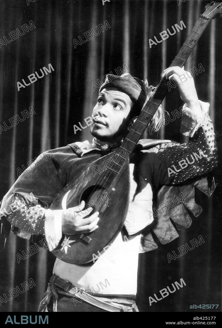 CANTINFLAS in ROMEO AND JULIET, 1943 (ROMEO Y JULIETA), directed by MIGUEL M. DELGADO. Copyright POSA FILMS, S.A.