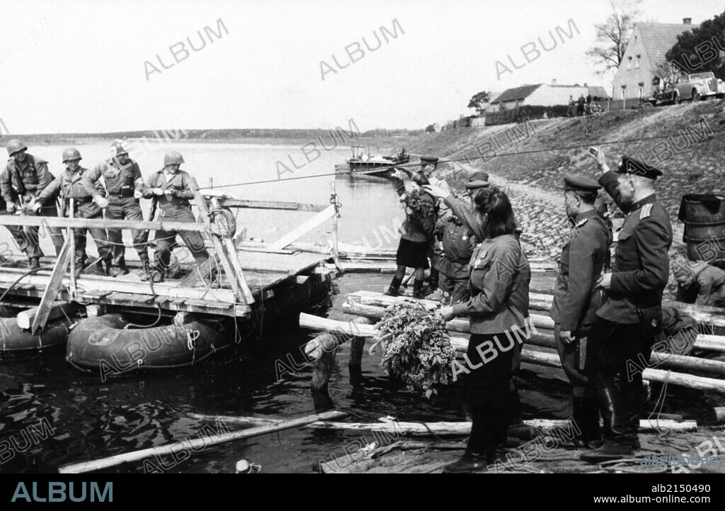 Soviet red army troops meeting the troops of the 1st american army as they cross the elba river near torgau, germany on april 25, 1945. 01/02/1945