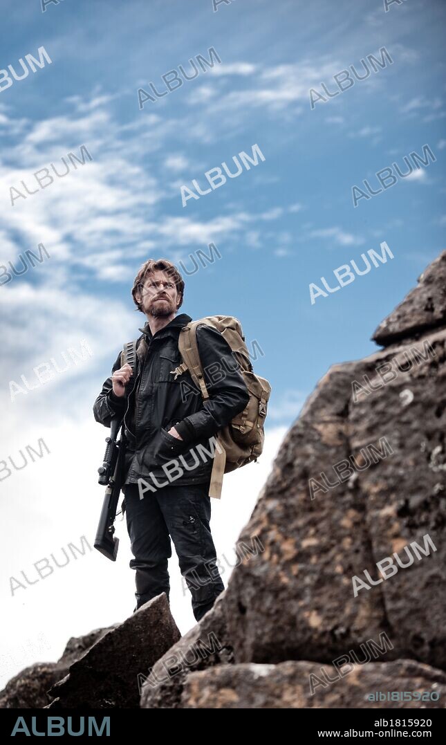 WILLEM DAFOE en EL ULTIMO CAZADOR, 2011 (THE HUNTER), dirigida por DANIEL NETTHEIM. Copyright PORCHLIGHT FILMS.