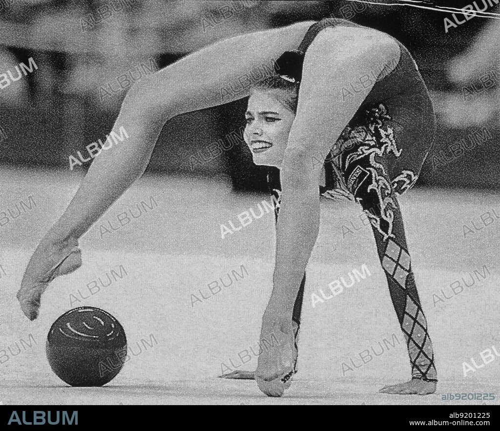 GIMNASTA FEMENINA HACIENDO EJERCICIOS DE SUELO.