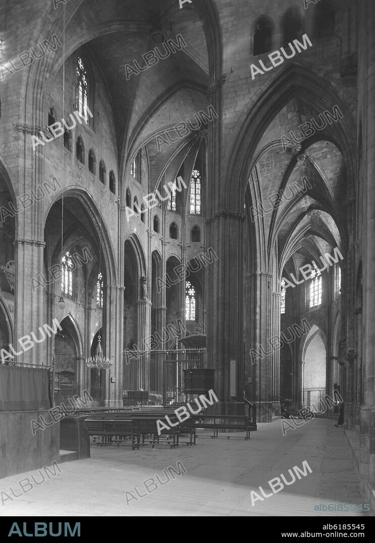 INTERIOR DE LA CATEDRAL DE GERONA - SIGLO XIV - GOTICO CATALAN - FOTOGRAFIA EN BLANCO Y NEGRO - AÑOS 50.