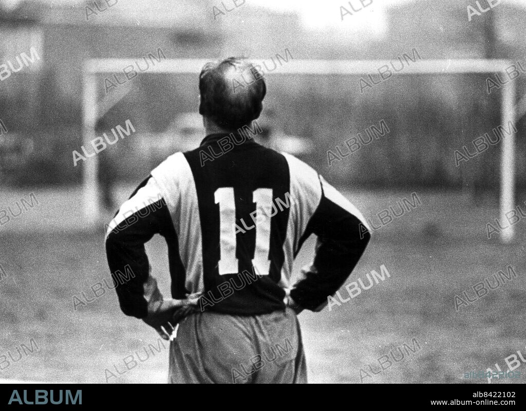 Lennart "Nacka" Skoglund fotboll sedd bakifrån sit 1965. (c) Lennart Gullberg / Sydsvenskan / IBL BIldbyrå.