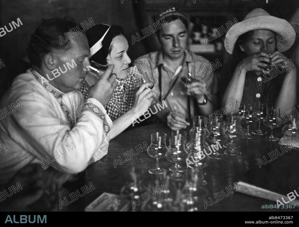 ARKIV SOVJETUNIONEN MASSANDRA 193510.. Några turister dricker vin på vingården i Massandra i Krim.. Foto: Sojusfoto / SVT / Kod: 5600. AB Text & Bilder. Tysk originalbildtext. Mapp: Ryssland Krim: Landskap o. folkliv G 32 l3.