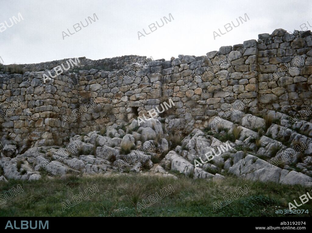 TIRINTO. Ciudad micénica que empezó a poblarse en el periodo Proto-Heládico, durante el tercer milenio a. C. Del 1400 al 1200 a. C. se levantaron las murallas que alcanzaron un grosor de 7 y 10 metros. Vista parcial de la MURALLA CICLOPEA. Peloponeso. Grecia.