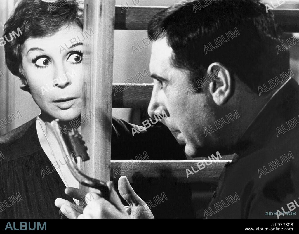 ALFREDO LANDA y LINA MORGAN en LOS PECADOS DE UNA CHICA CASI DECENTE, 1975, dirigida por MARIANO OZORES.