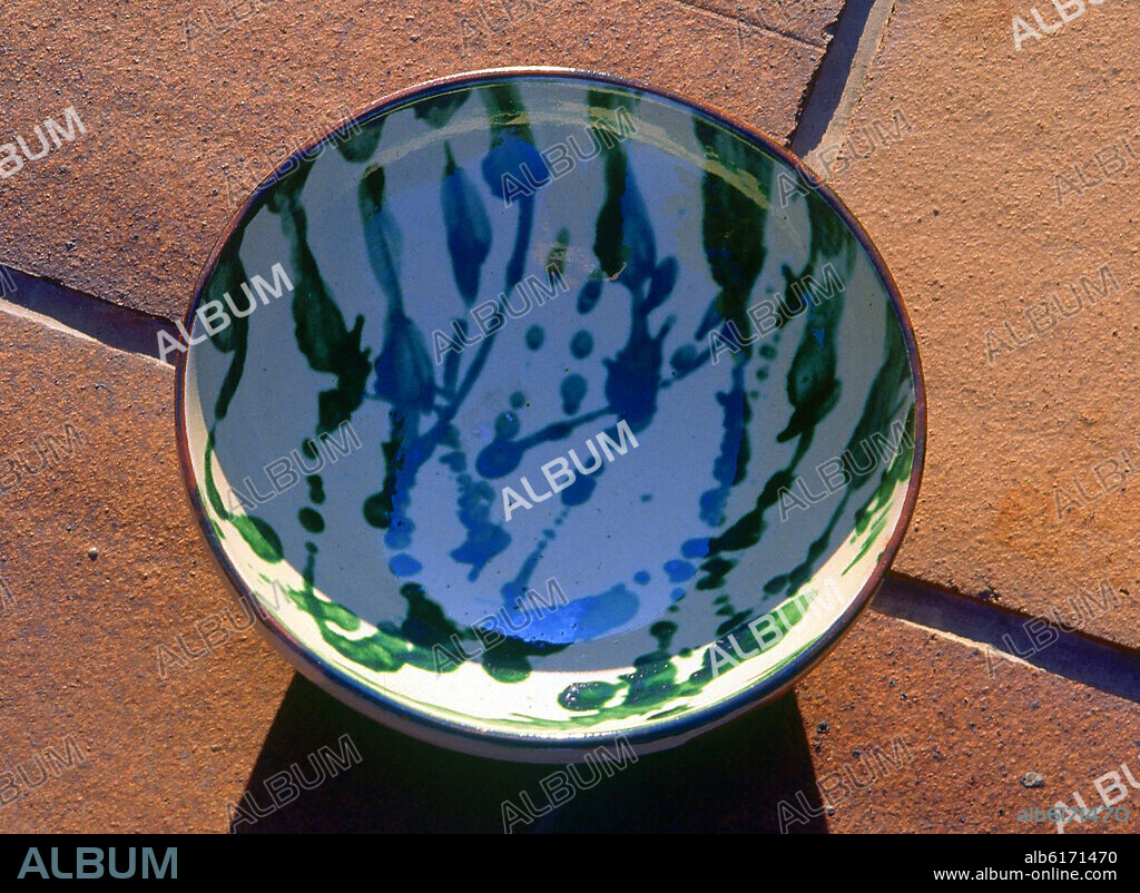 CONCA O GIBRELL VIDRIADO CON DECORACION - CERAMICA POPULAR - - FOTO AÑOS 90.