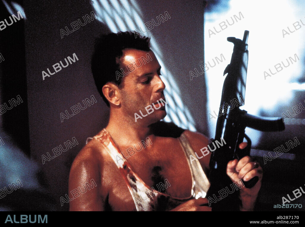 BRUCE WILLIS dans DIE HARD, 1988, réalisé par JOHN MCTIERNAN. Copyright 20TH CENTURY FOX.