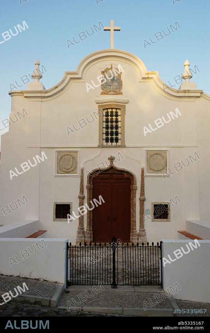 Portugal, Sines. Nossa Senhora das Salas Church. The chapel was built on the initiative of Vasco da Gama, next to the place where there was a hermitage commemorating the salvation of Princess Fatassa. The original temple dates from the 15th century, although it was modified in the 16th century. General view of the main facade. District of Setúbal.