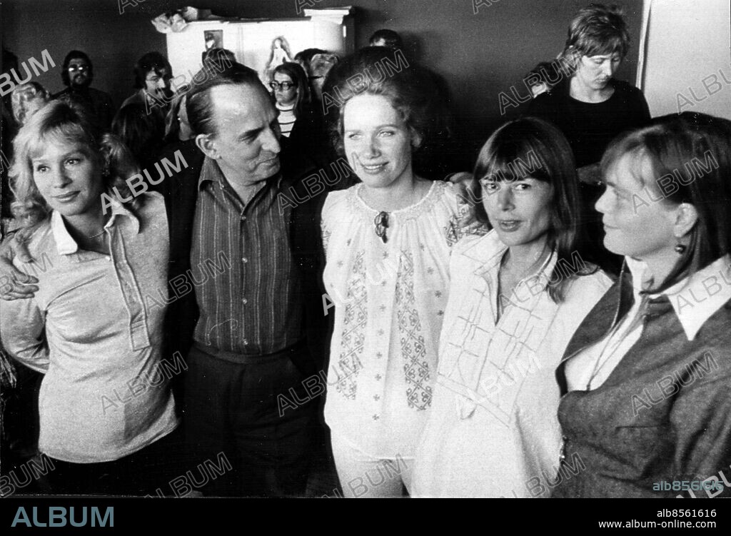 Presskonferens 1971 inför filmen Viskningar och Rop - . fr v Ingrid Thulin Ingmar Bergman Liv Ullman Harriet Andersson och Kari Sylwan - . Film Viskningar och Rop - . (c) Sydsvenskan / IBL.