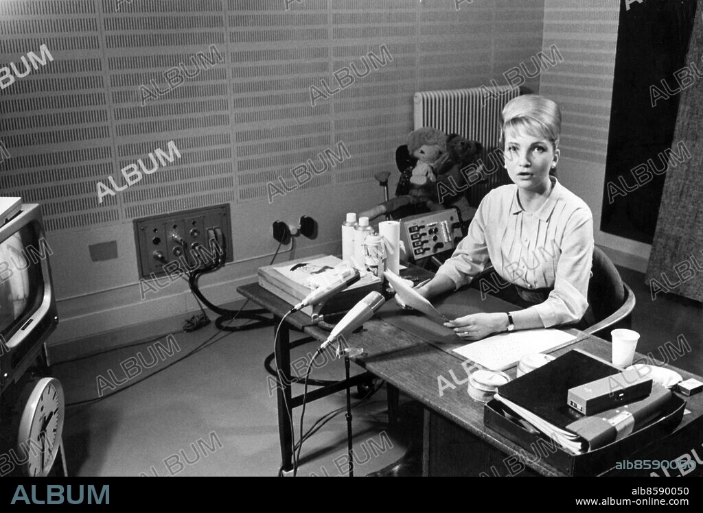 1964.. Anm. Winblad, Ewonne, f. Callert 1937, radio-och TV-journalist. W. kom 1962 till Sveriges Radio som programpresentatör i TV. Åren 1968-76 arbetade hon som reporter på Aftonbladet, bl.a. som Londonkorrespondent 1968-72. Därefter återvände W. till Sveriges Radio, där hon innehaft olika chefstjänster inom radio och TV; 1992-97 var hon chef för radions P1-kanal. Till W:s författarskap hör Frälst, förmögen, förskingrad (2007), en bok om Margaretaskolan. Gift sedan 1965 med Lennart W. Hallåer CD446 persons: EWONNE WINBLAD sites: SVERIGE.