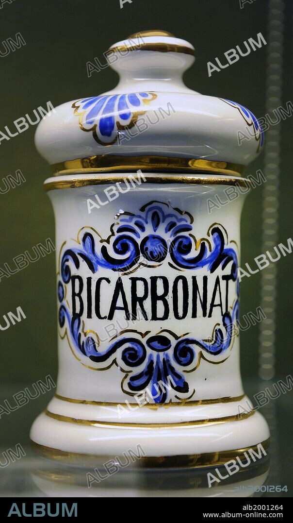 HISTORIA DE LA FARMACIA. TARRO DE BOTICA. "Bicarbonato". MUSEO FARMACIA. TURKU. Finlandia. Norte Europa.