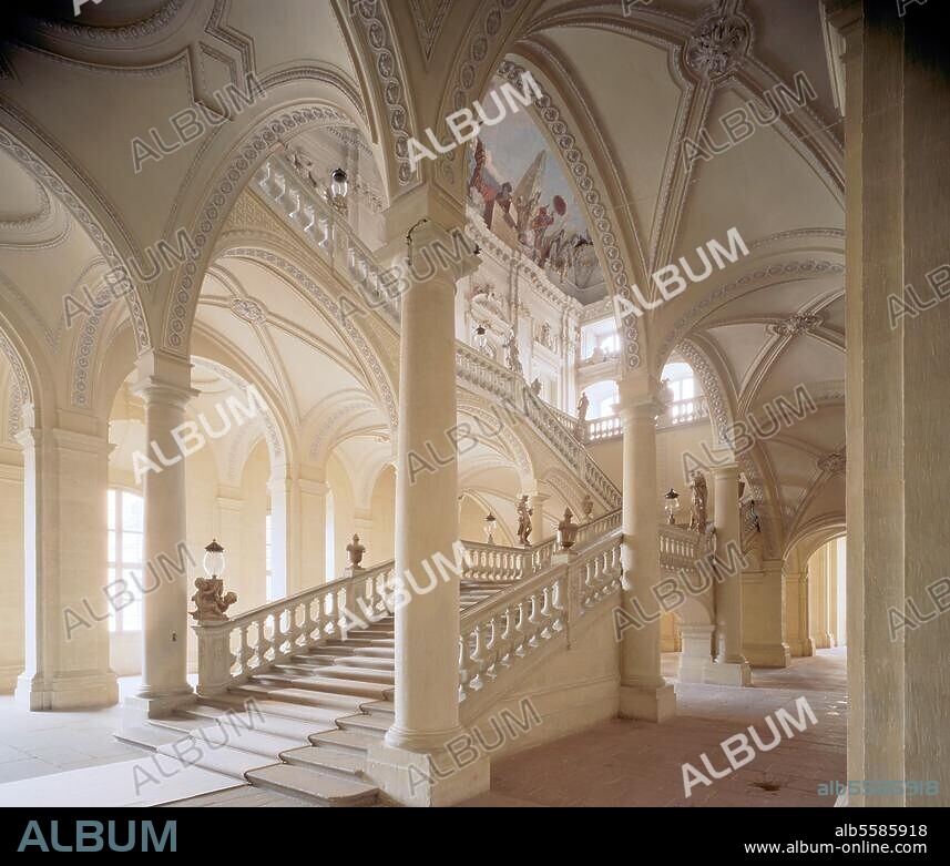 Würzburg (Unterfranken, Bayern), Fürstbischöfliche Residenz. (1720 begonnen), Treppenhaus (Arch.: Balthasar Neumann; Fresken 1752/53 von Giovanni Battista Tiepolo; Stuck nach 1755 von L.Bossi). Innenansicht: Blick von der Einfahrtshalle auf den ersten Treppenlauf. Foto.