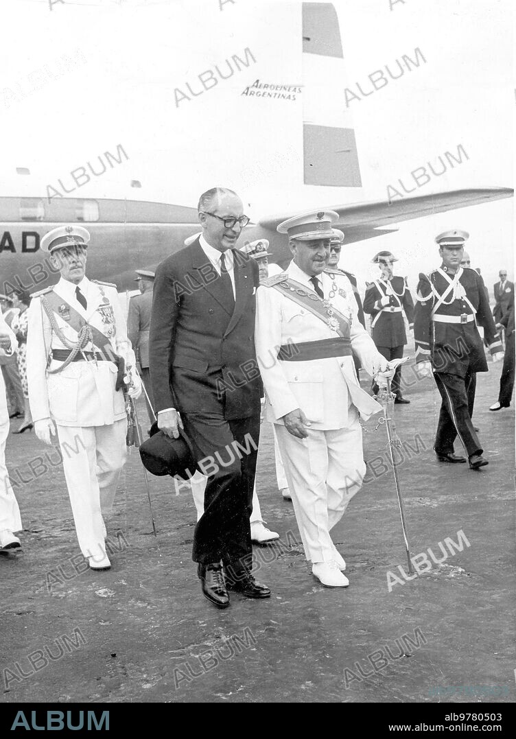 July 6, 1960. At six in the afternoon yesterday, the president of the Argentine Republic, Arturo Frondizi, arrived on Spanish soil, accompanied by his wife, Mrs. Elena Faggionato de Frondizi. The leader and Mrs. Carmen Polo de Franco came to receive such illustrious guests.