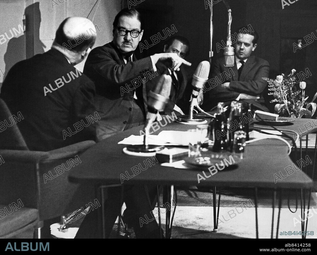 STOCKHOLM 19620517 . Sven Stolpe gästar Hylands hörna där han berättar om sina forskningar om den heliga Birgitta. Lennart Hyland har ryggen mot kameran.. Foto: Roland Jansson / DN / TT / Kod: 29. **SVD OUT**.