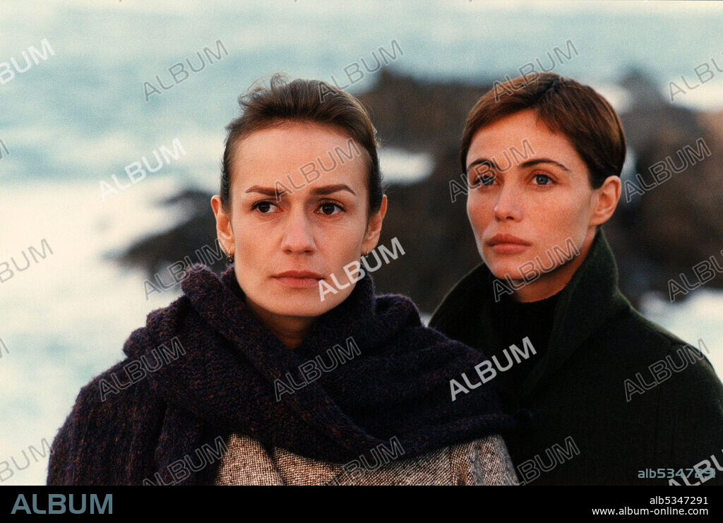 EMMANUELLE BEART and SANDRINE BONNAIRE in STOLEN LIFE, 1998 (VOLEUR DE VIE), directed by YVES ANGELO. Copyright Films Par Film / France 3 Cinéma.